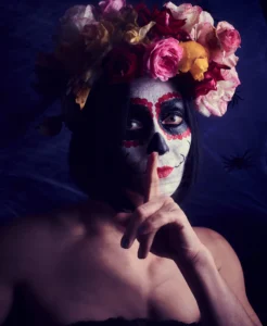 žena, ktorá má špeciálny make-up určený na Halloween
